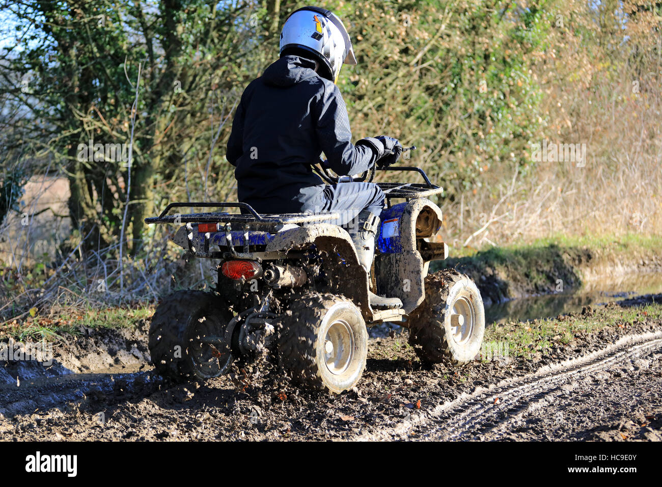 Le quad sur une piste sale farm, England, UK Banque D'Images