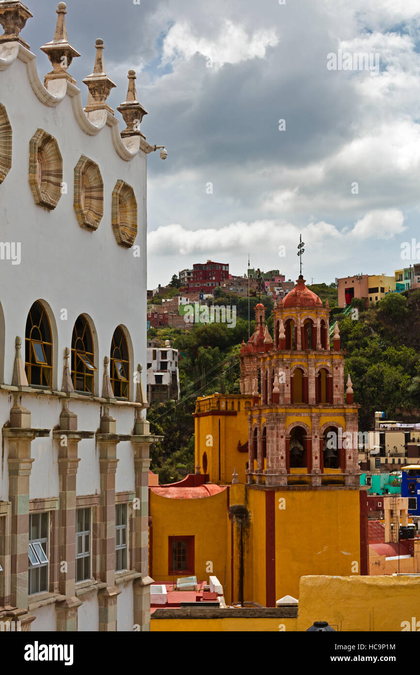 L'Université de Guanajuato et la Basilique collégiale de Nuestra Senora dans le centre de la ville - Guanajuato, Mexique Banque D'Images