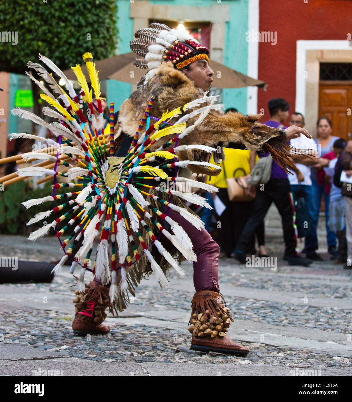 Le groupe équatorien RUNAS INTI joue flûte de pan et des danses traditionnelles en costume Indiginous - Guanajuato, Mexique Banque D'Images