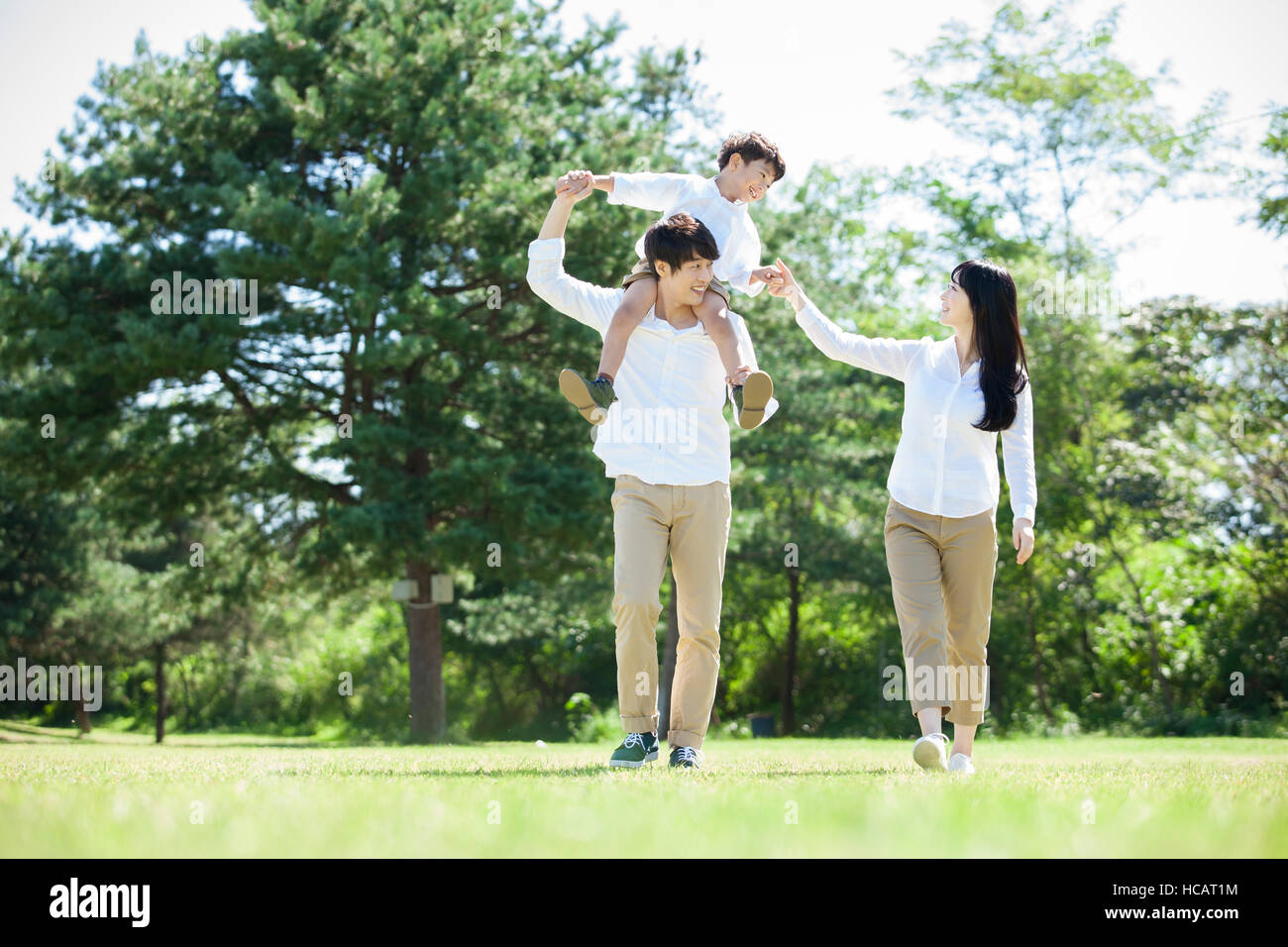 Balades Familiales harmonieuses face à face à park Banque D'Images