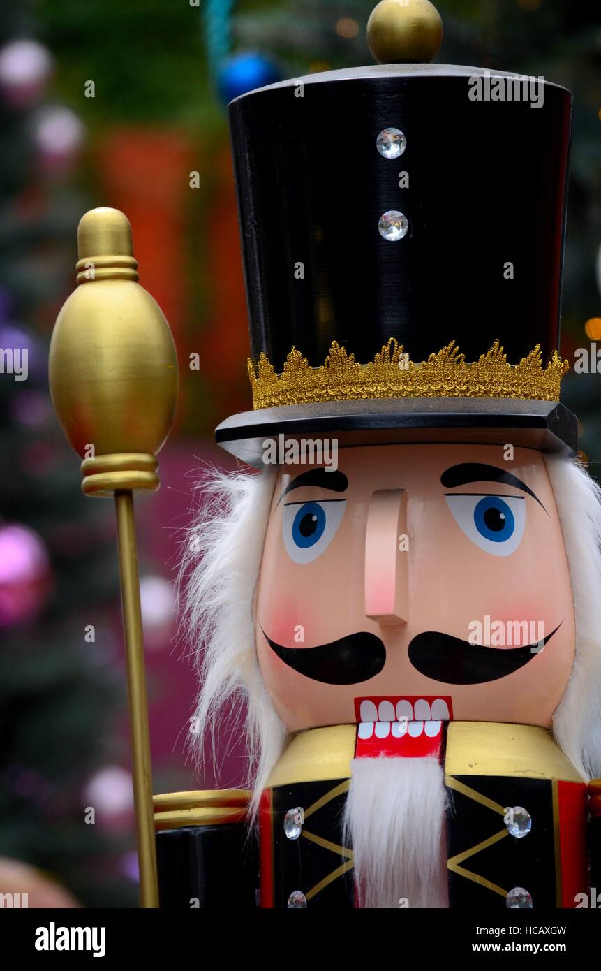 Casse-noisette en bois coloré de statue dans les ornements de Noël Histoire  de conte de fées est titulaire d'un personnel d'or et porte un chapeau noir  Photo Stock - Alamy
