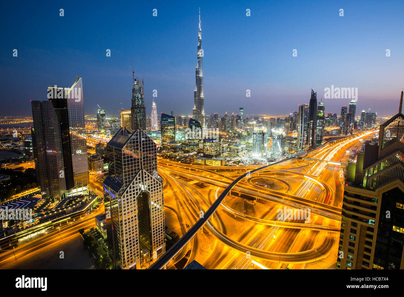 Voir l'horizon de l'hôtel de Shangri La, illuminé à la tombée de la Sheikh Zayed Road, Burj Khalifa, Dubaï, centre-ville Banque D'Images