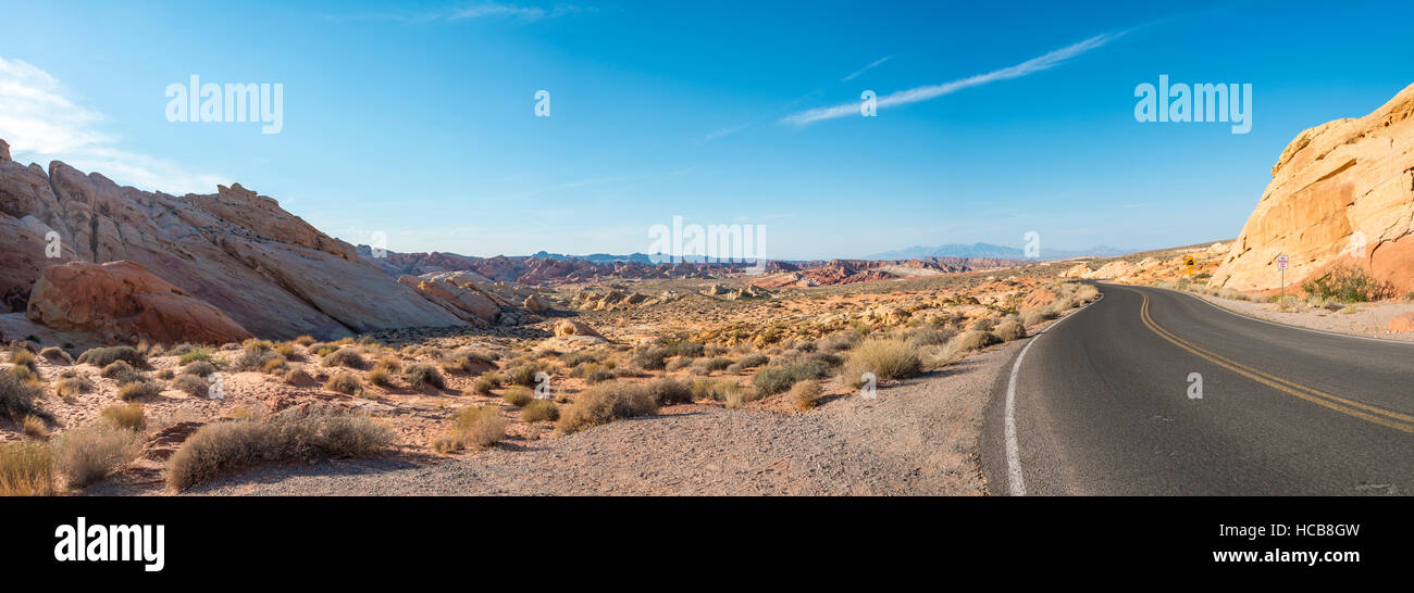 Route à travers des paysages désertiques, la Vallée de Feu, Mojave Desert, Nevada, USA Banque D'Images