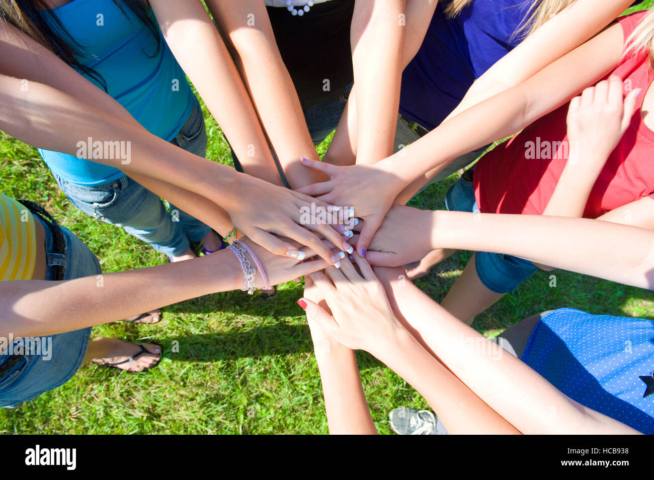 Image Symbolique De La Solidarite Les Mains Sur Le Dessus De L Autre Dans Un Cercle Photo Stock Alamy Image Symbolique De La Solidarite Les Mains Sur Le Dessus De L Autre Dans Un Cercle Photo Stock Alamy