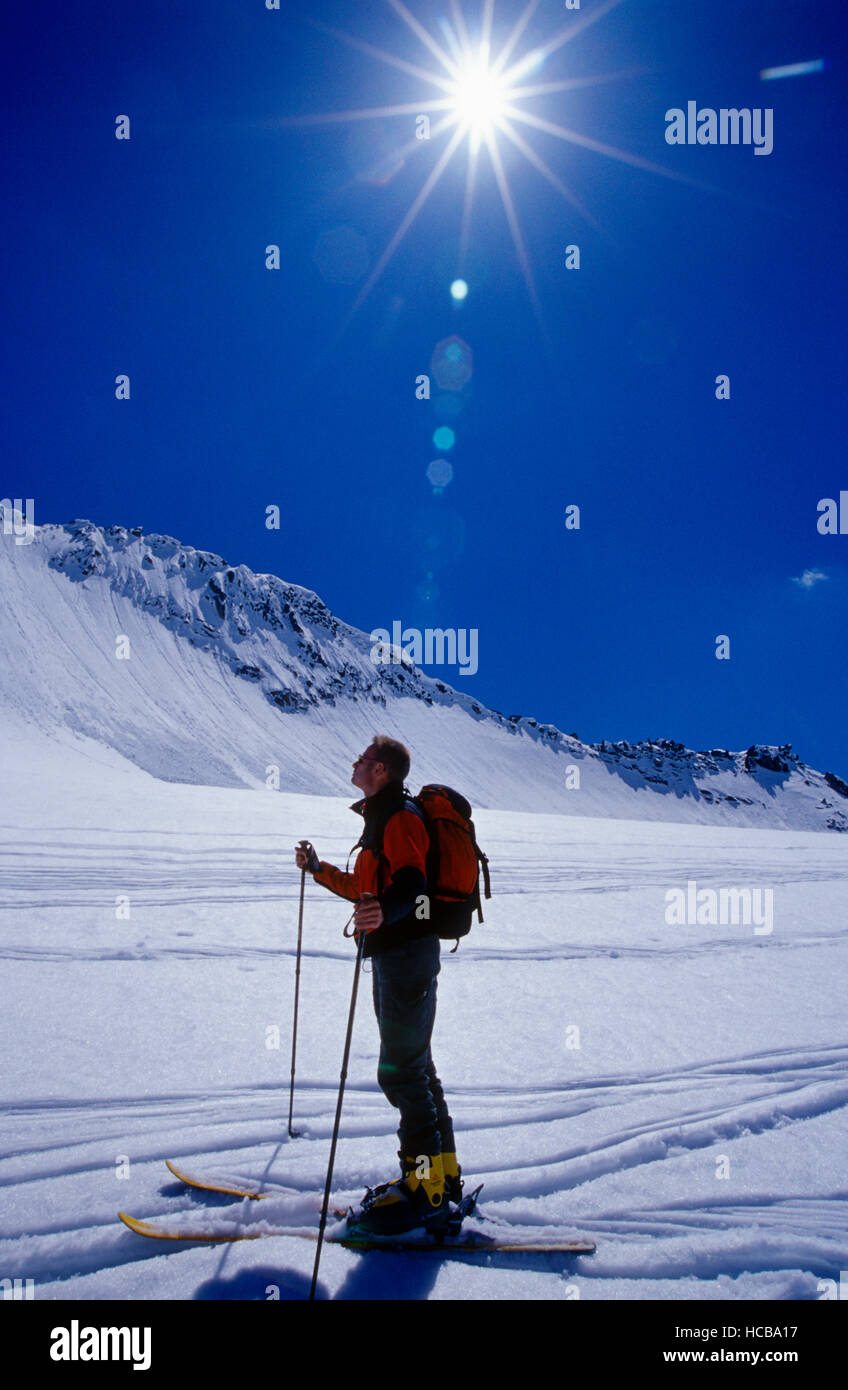Le Skieur à la recherche autour de la zone de montagne, la pension Sonnblick Gamme Hohe Tauern, Salzburg, Autriche, Europe Banque D'Images
