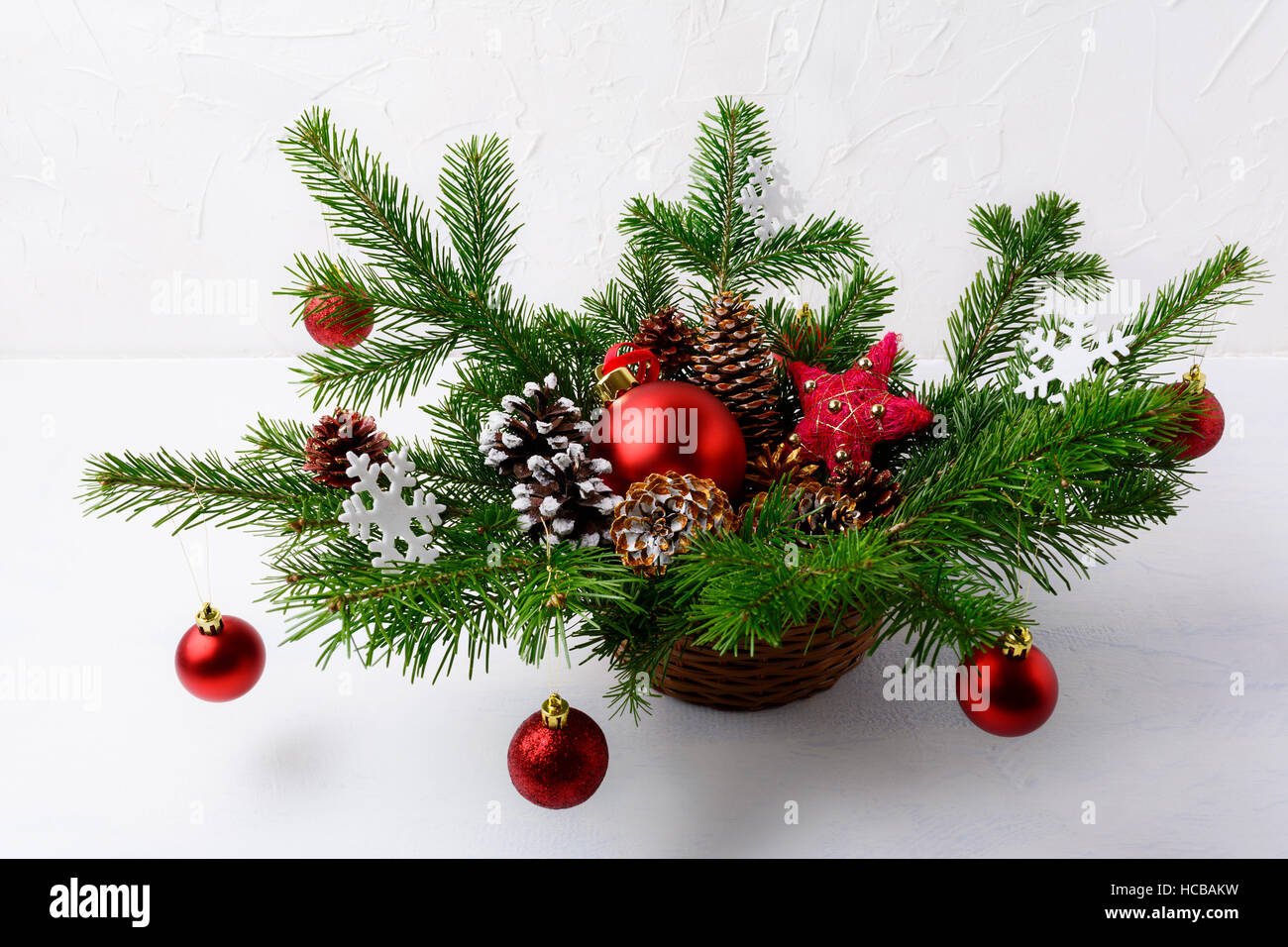 Centre de table de Noël avec des ornements rouge et paille rustique star. Décoration de Noël avec des branches de sapin et boules rouges. Noël arrière-plan wit Banque D'Images