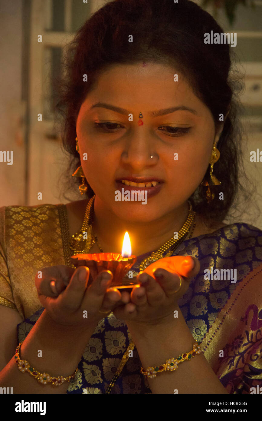 Jeune femme indienne avec des petits diya en terre ou la lampe pendant diwali festival, Pune, Maharashtra, Inde Banque D'Images