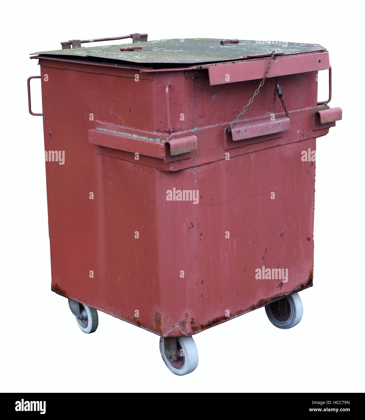 Vintage red conteneur pour déchets alimentaires soudés manuellement à partir de feuilles d'acier. Isolated on white Banque D'Images