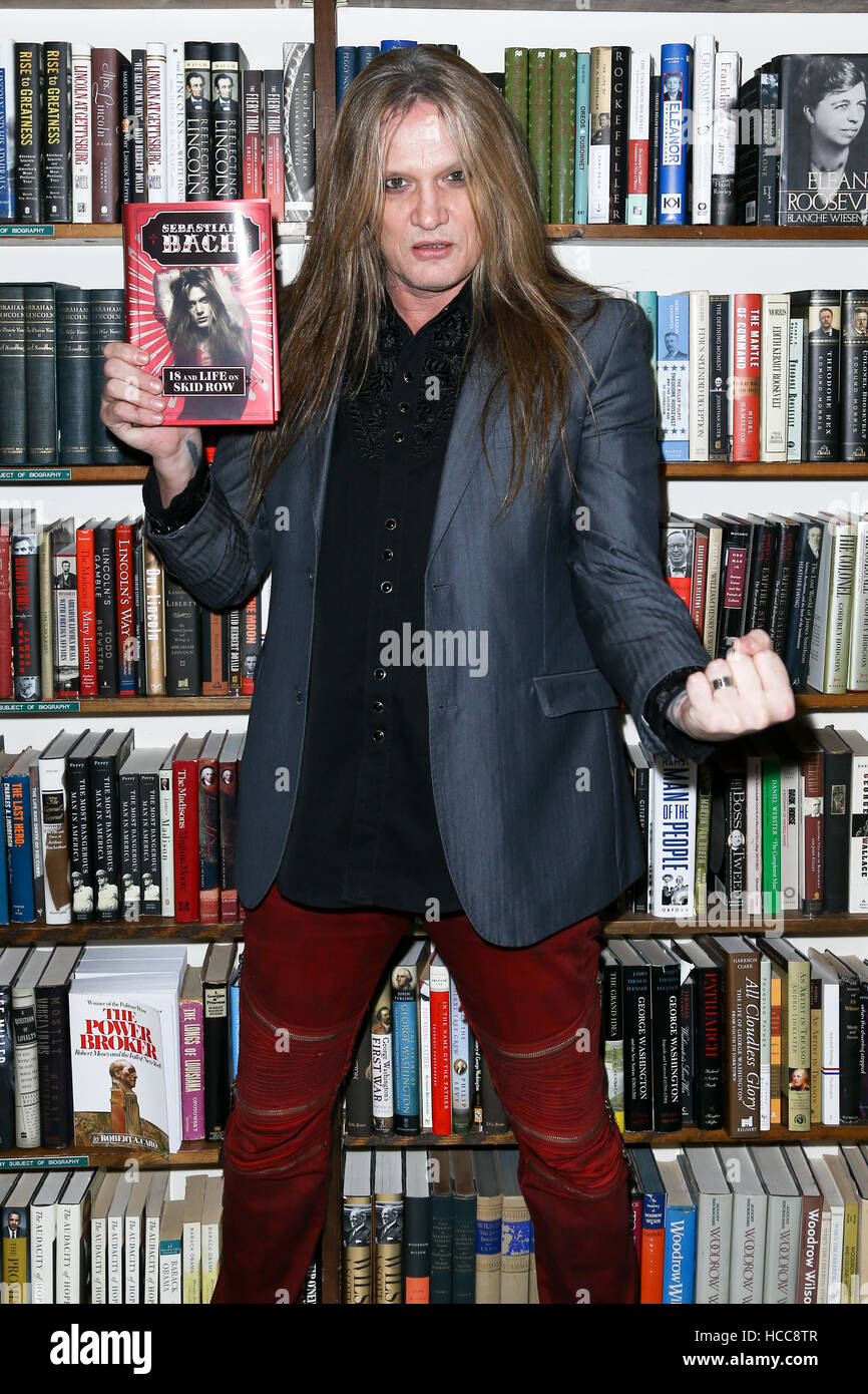 Chanteur Sebastian Bach assiste à la signature du livre de '18 et la vie sur Skid Row' au Réservez Revue le 5 décembre 2016 à Huntington, état de New York. Banque D'Images