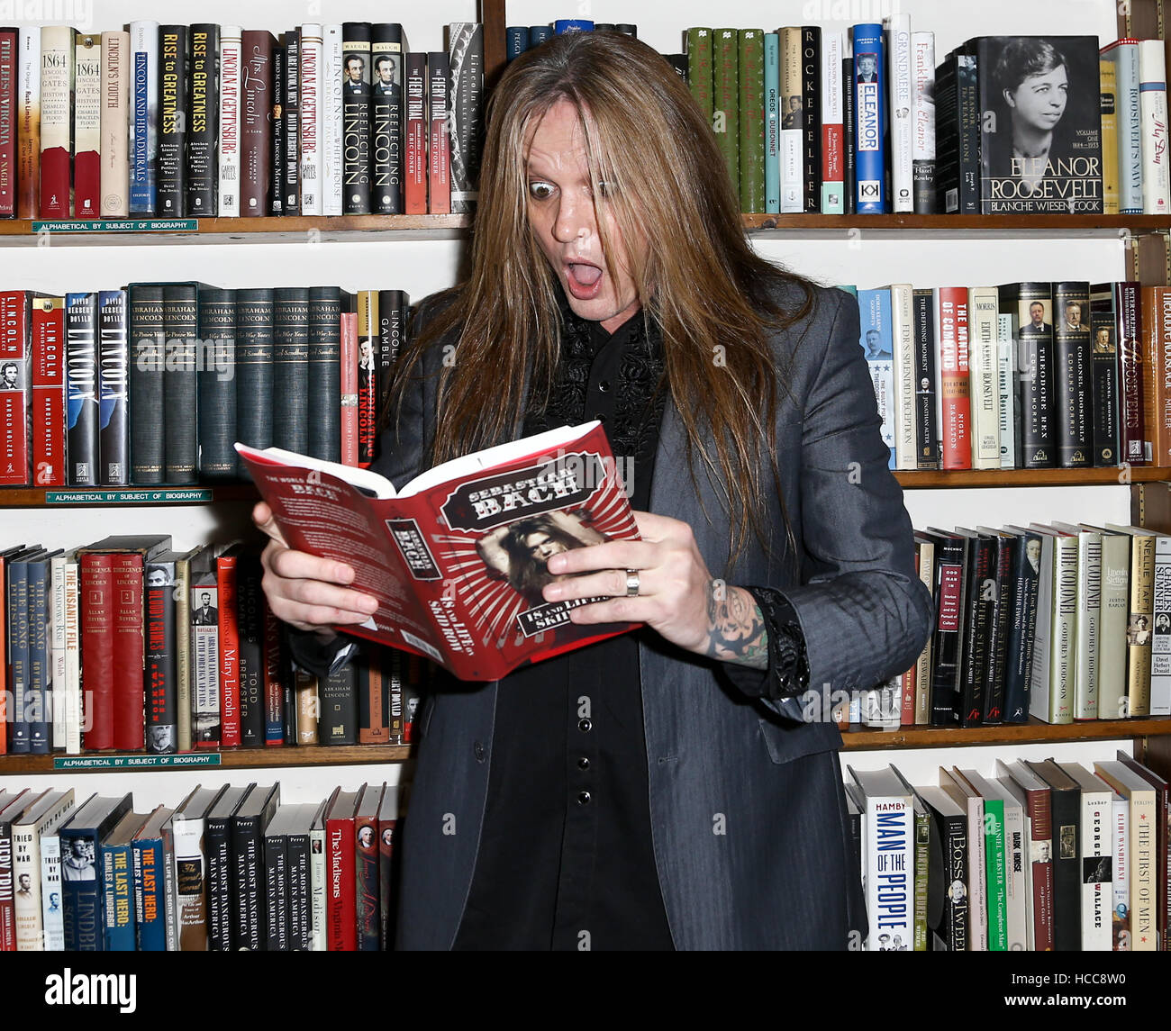 Chanteur Sebastian Bach assiste à la signature du livre de '18 et la vie sur Skid Row' au Réservez Revue le 5 décembre 2016 à Huntington, état de New York. Banque D'Images
