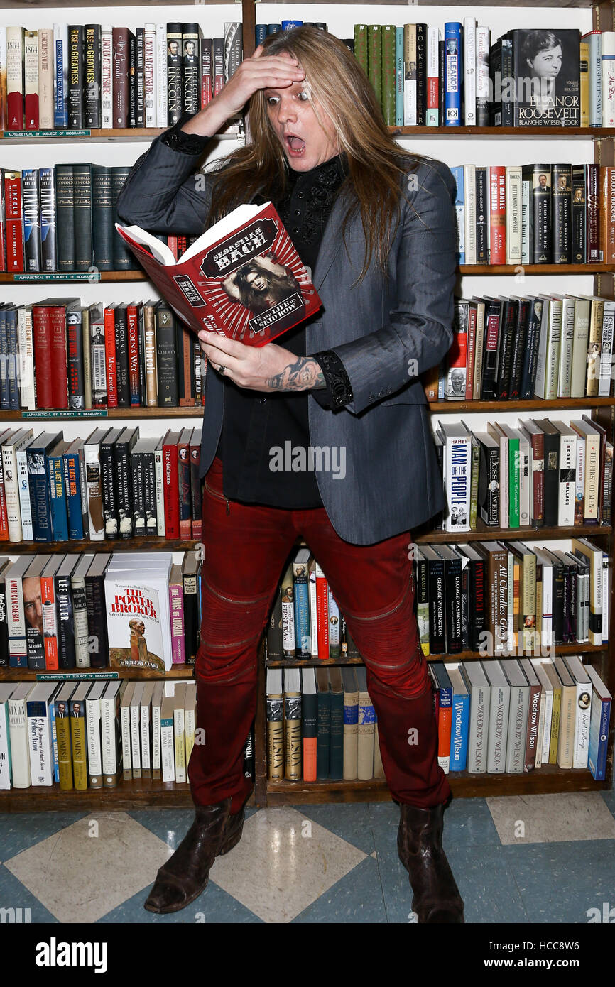 Chanteur Sebastian Bach assiste à la signature du livre de '18 et la vie sur Skid Row' au Réservez Revue le 5 décembre 2016 à Huntington, état de New York. Banque D'Images