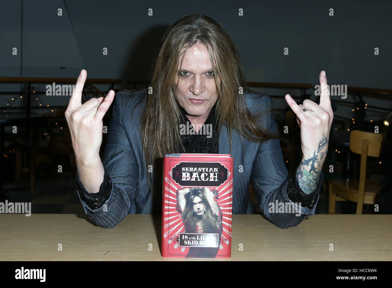 Chanteur Sebastian Bach signe des exemplaires de son livre '18 et la vie sur Skid Row' au Réservez Revue le 5 décembre 2016 à Huntington, état de New York. Banque D'Images
