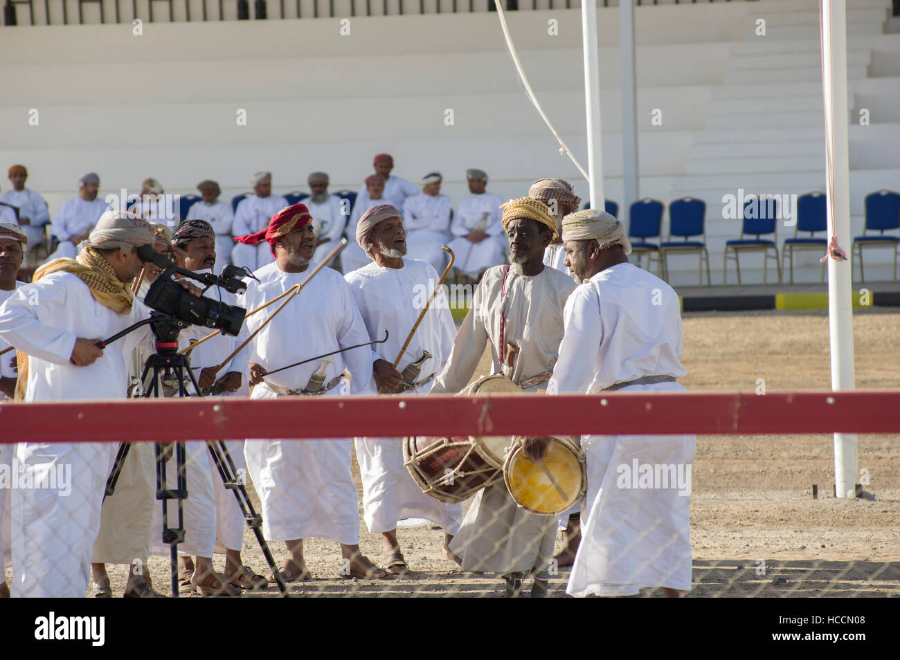 Les musiciens jouer et chanter avec des instruments de musique traditionnel omanais lors d'une course de chameaux dans le désert en Oman Banque D'Images