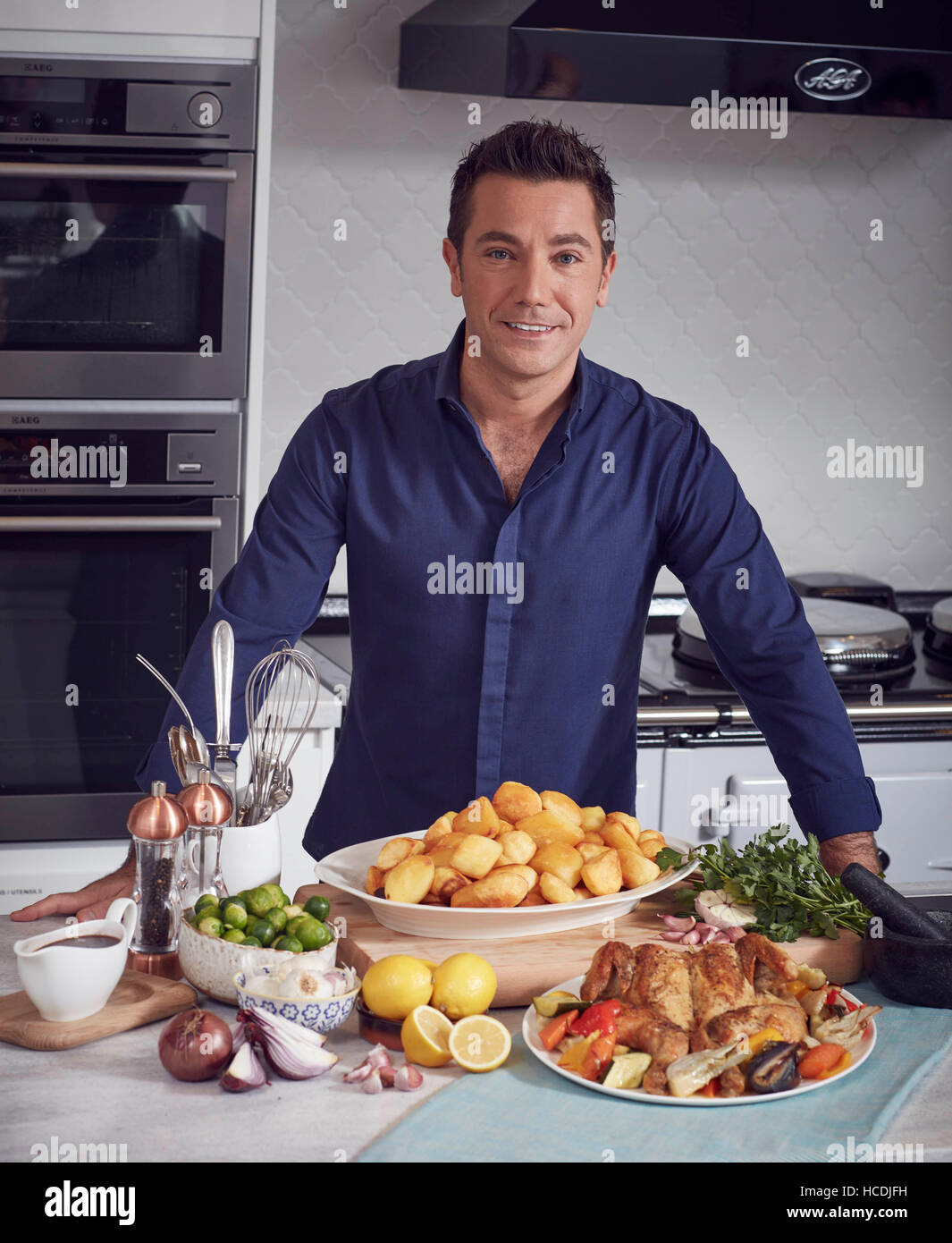 Le célèbre chef Gino d'Acampo fait un dîner rôti avec des experts en pommes de terre McCain, qui utilise des hacks pour encourager les Britanniques à cuisiner le traditionnel repas familial, Londres. Banque D'Images