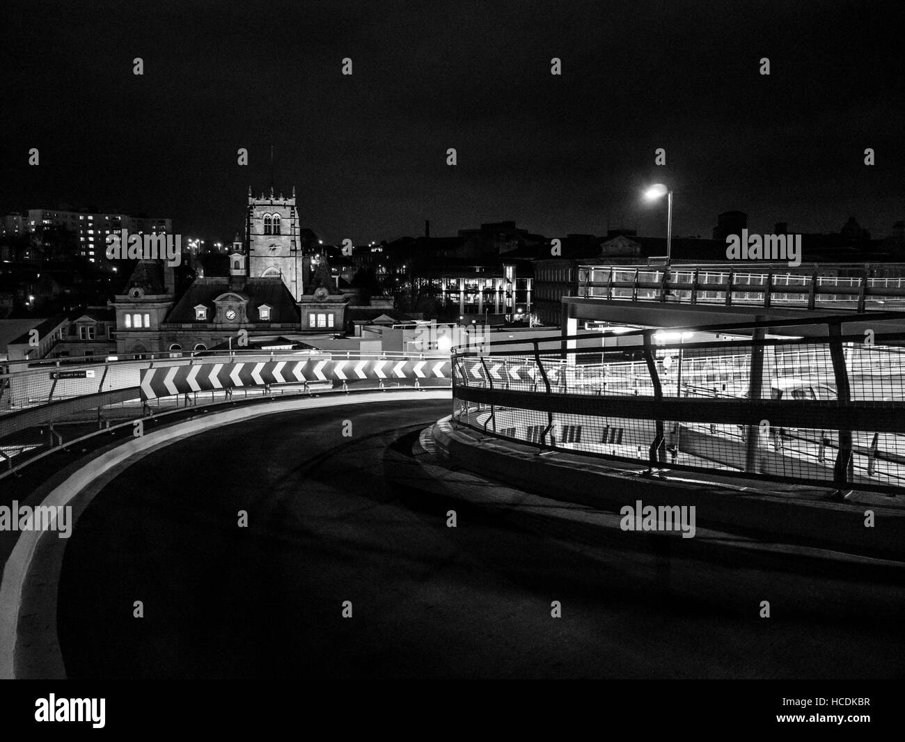 Soirée d'hiver mono coup de Bradford Catherdral, tirée de l'Broadway shopping centre parking rampe d'entrée et toit Banque D'Images