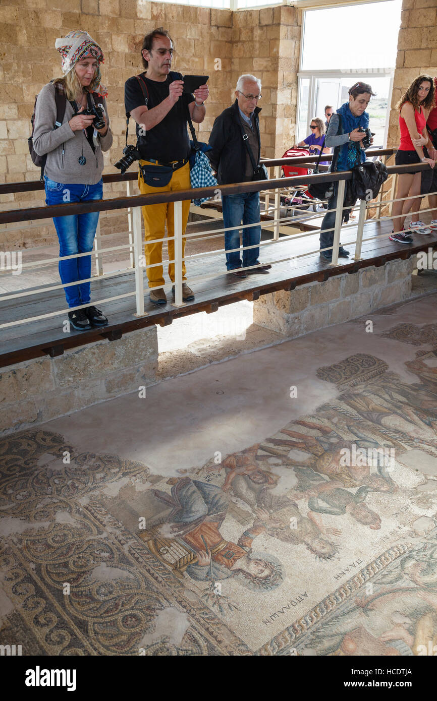 Les touristes photographier une mosaïque romaine d'Apollon et Marsyas, Maison d'Aion, Parc archéologique de Paphos, Chypre Banque D'Images