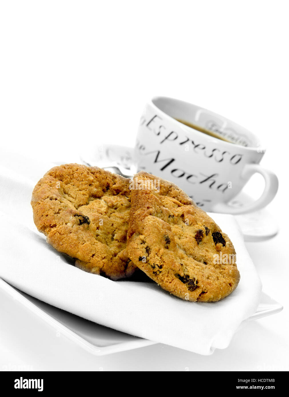 Près de matière organique et de l'avoine et aux raisins Cookies contre un arrière-plan lumineux blanc. Notion de droit pour une pause-café. Hébergement généreux pour copier l'espace. Banque D'Images