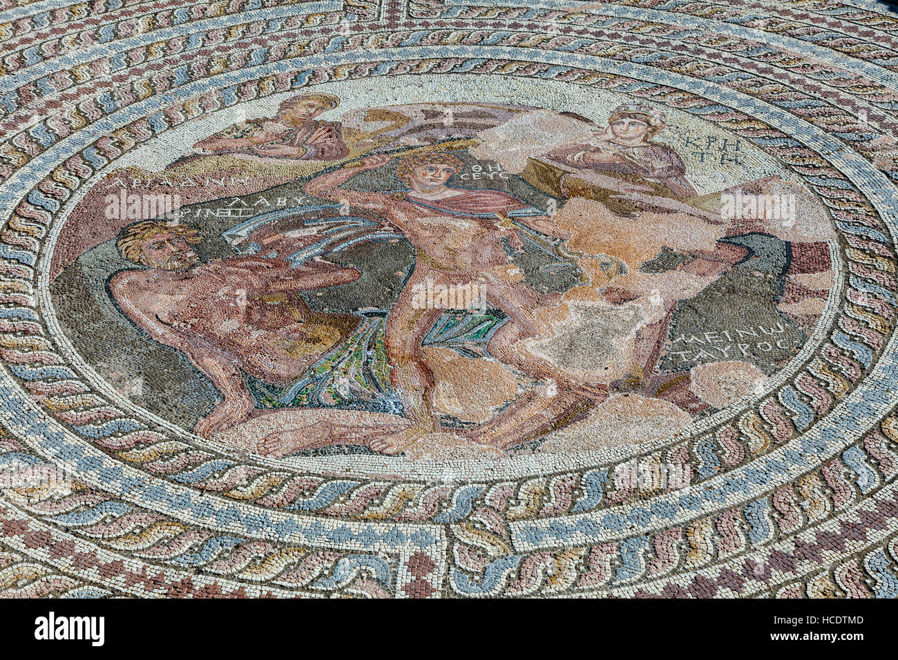 Mosaïque romaine - Thésée tuant le Minotaure, maison de Theseus, Parc archéologique de Paphos, Chypre Banque D'Images