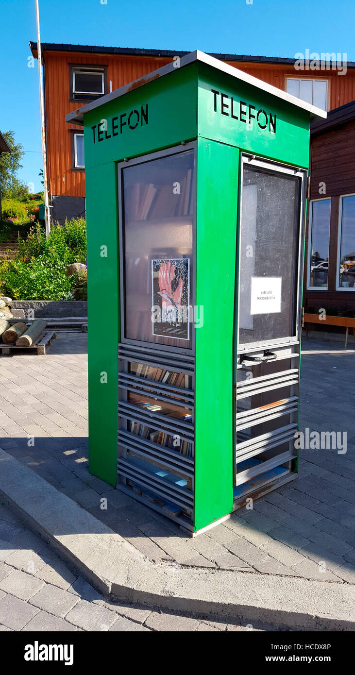 Impressionen : eine zur Mini-Bibliothek ausgebaute Telefonzelle, Kabelvag, Lofoten, Norvège. Banque D'Images