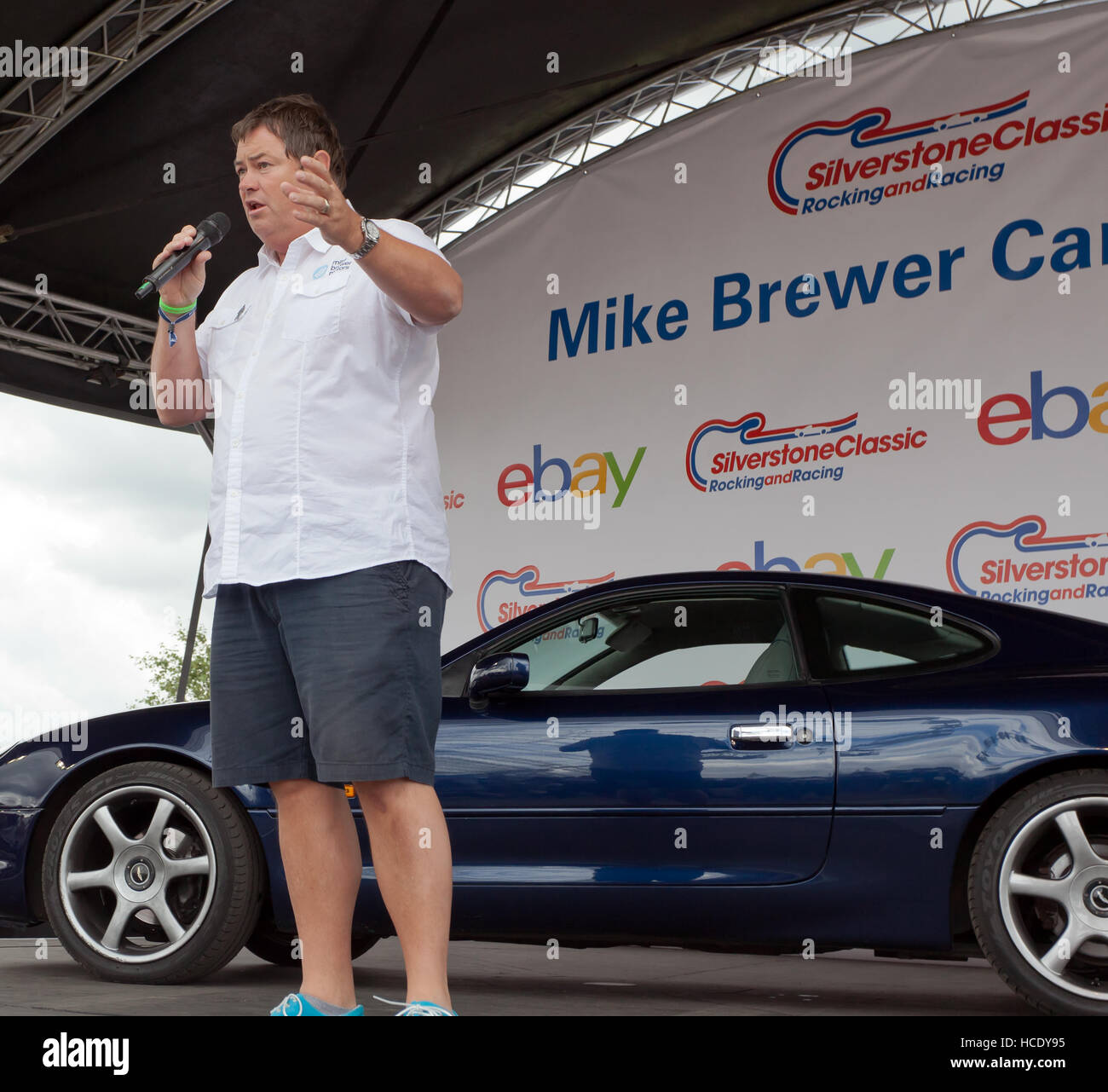 Mike Brewer présentant son atelier auto live show à la Silverstone Classic 2016 Banque D'Images
