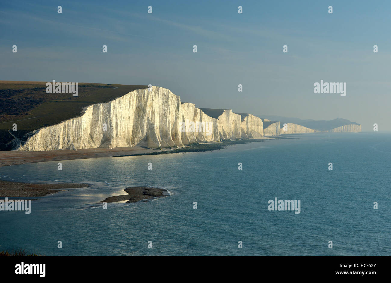 Sept Sœurs des falaises de craie. L'emblématique Sussex vue côtière du parc national des South Downs avec un soleil bas Banque D'Images