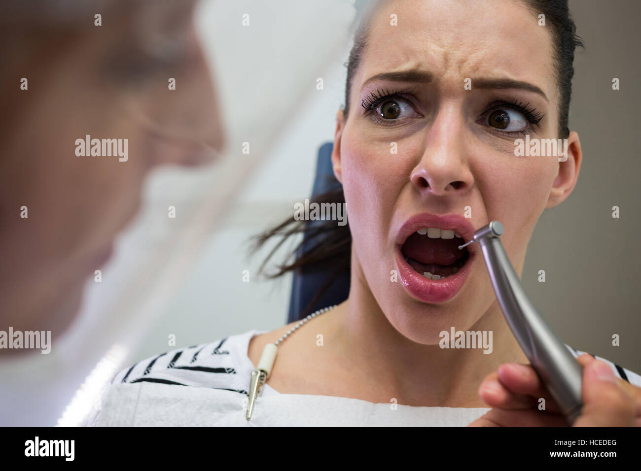 Jeune femme peur pendant un examen dentaire Banque D'Images