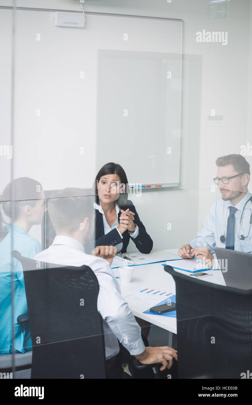 Équipe de médecins lors d'une réunion Banque D'Images