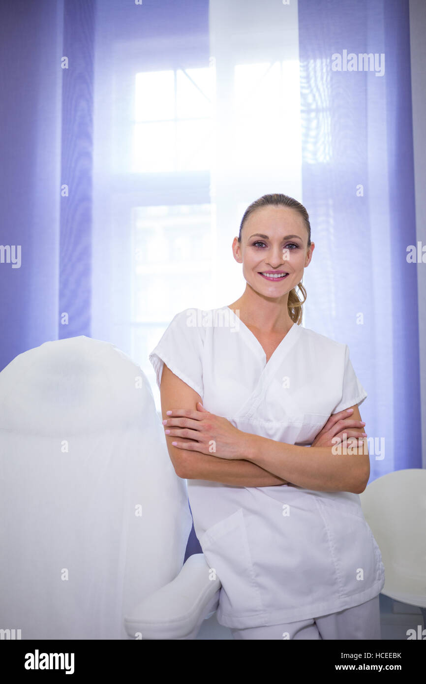 Portrait de dentiste standing with arms crossed Banque D'Images