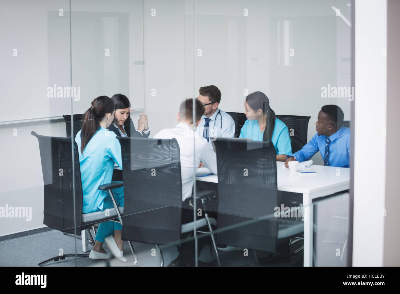 Équipe de médecins lors d'une réunion Banque D'Images