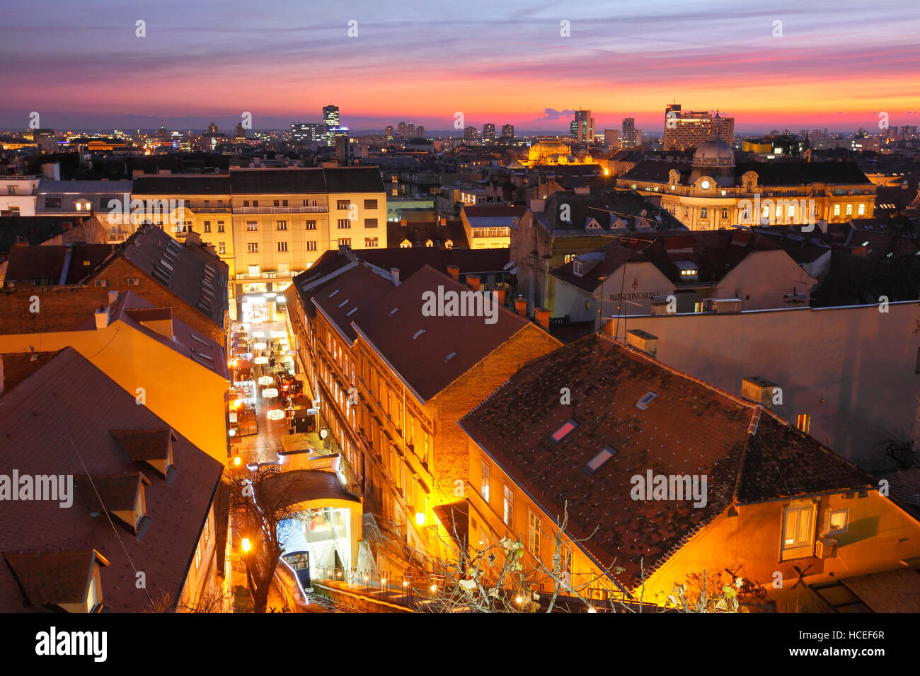 Zagreb city skyline sunset.Vue du haut de la ville au centre-ville Banque D'Images