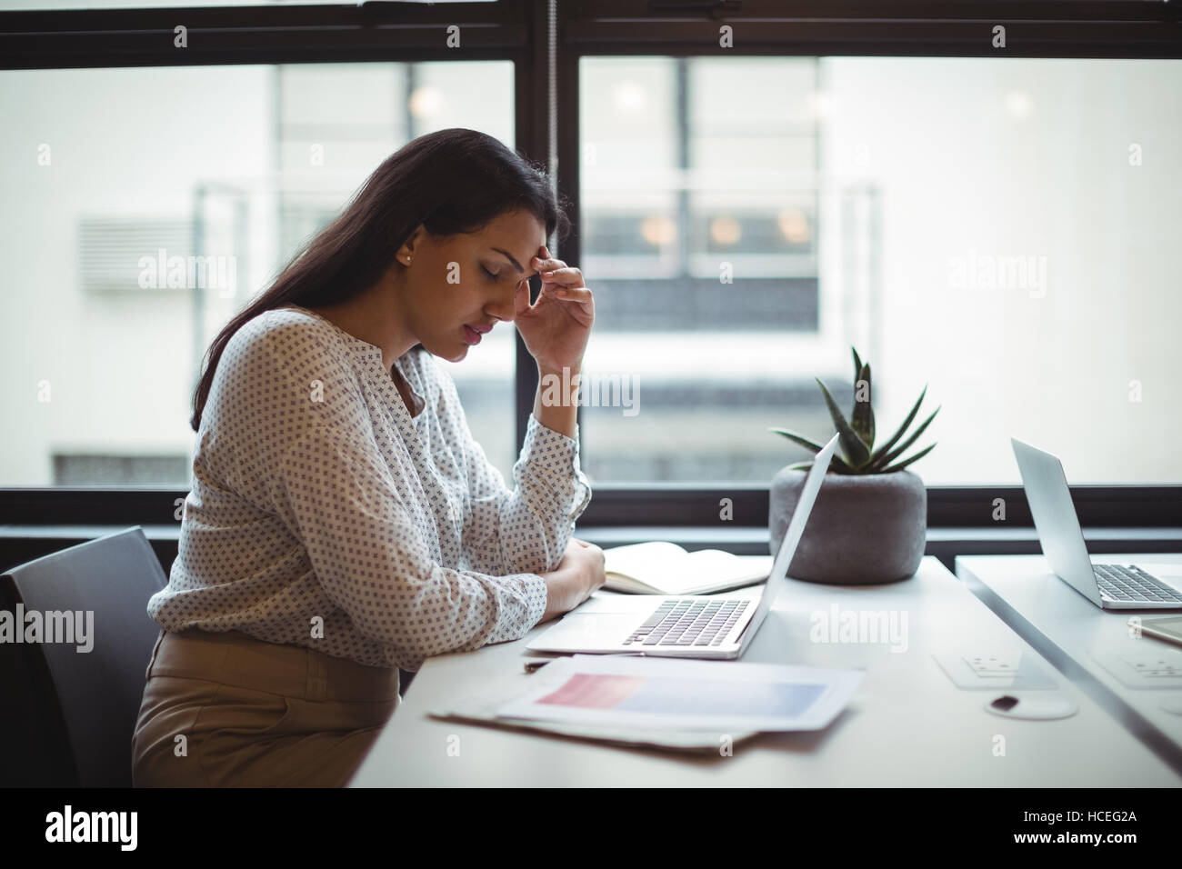 Souligné businesswoman sitting at his desk Banque D'Images