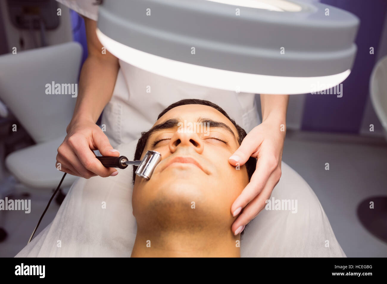 L'exécution de l'enlèvement de cheveux de laser dermatologue sur patient Banque D'Images