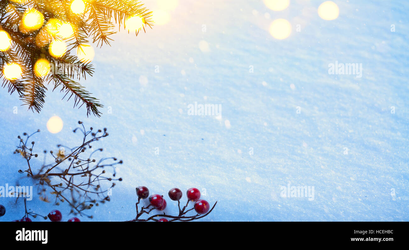 Arbre de Noël neige, Baie de houx et jours fériés ; la lumière du vrai hiver neige background Banque D'Images