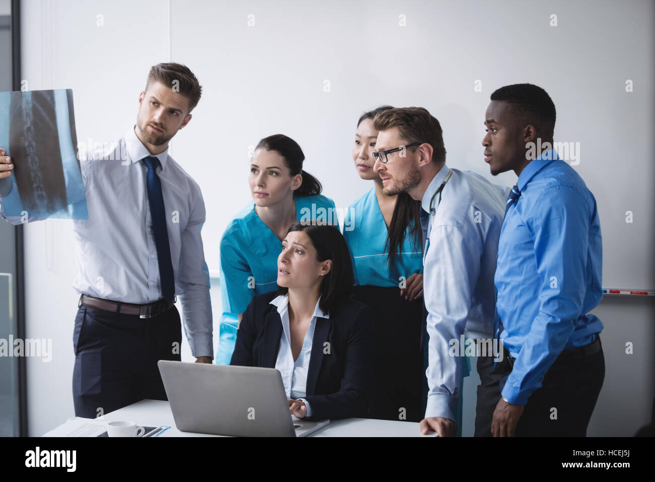 L'équipe médicale de l'examen d'une x-ray report Banque D'Images