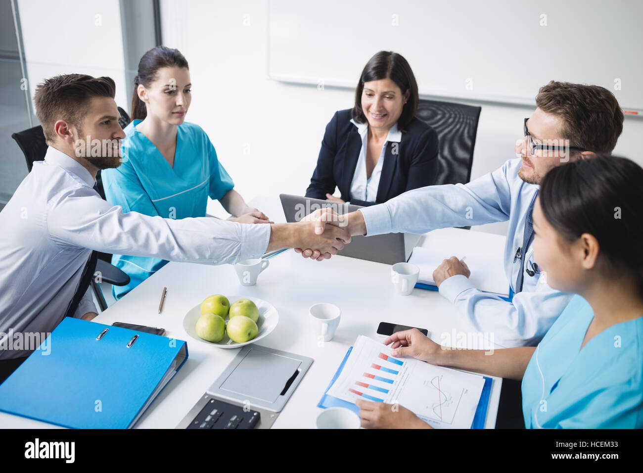 Les médecins se serrer la main les uns avec les autres Banque D'Images