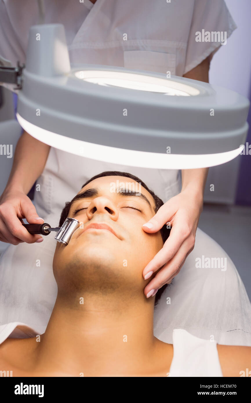 L'exécution de l'enlèvement de cheveux de laser dermatologue sur patient Banque D'Images