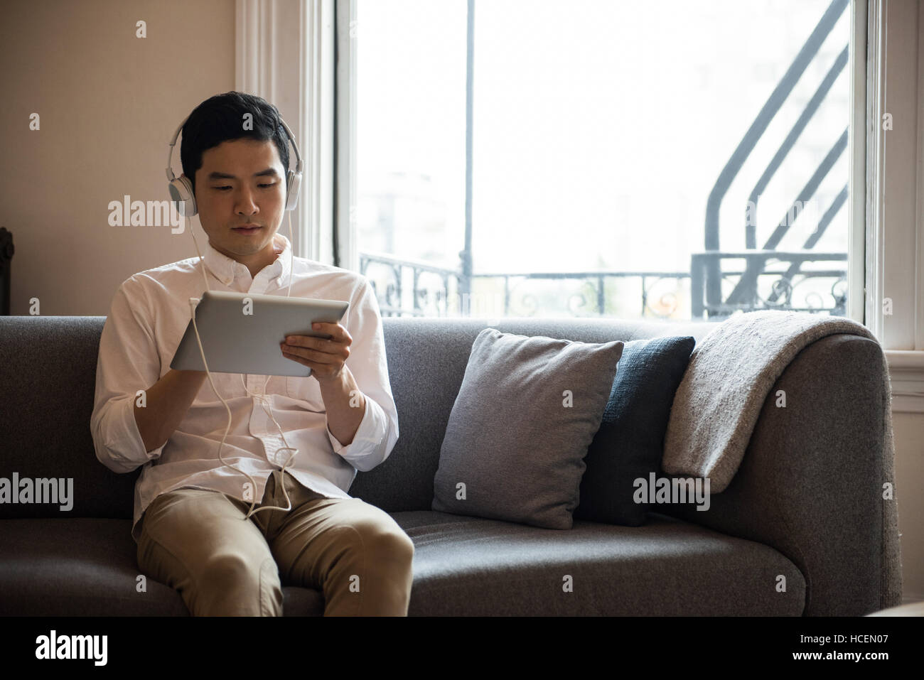 Man listening music on digital tablet Banque D'Images