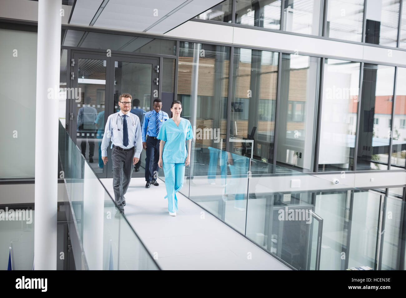 Les médecins et infirmières walking in corridor Banque D'Images