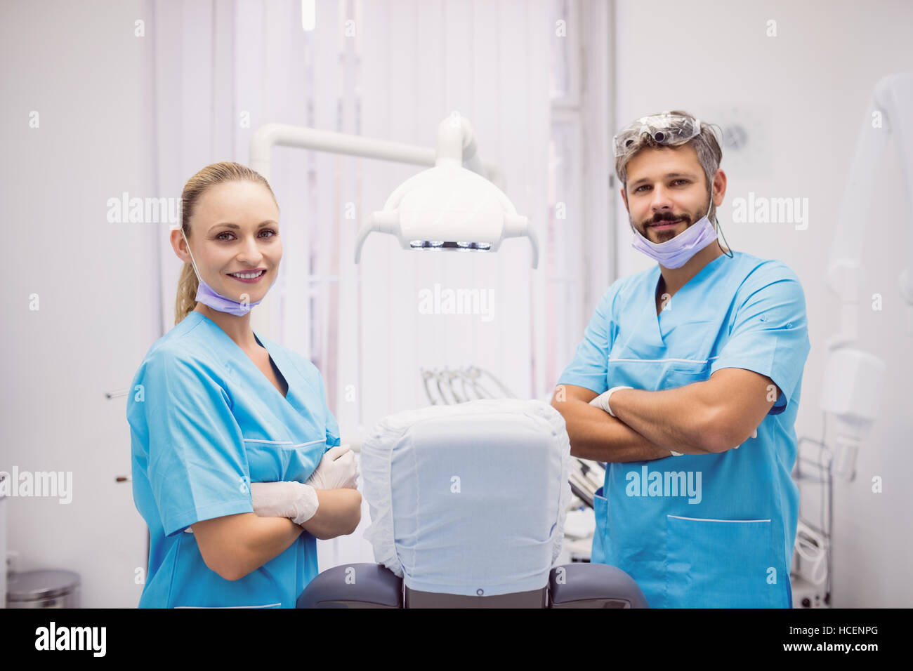 Dentiste debout avec les bras croisés à la clinique dentaire Banque D'Images