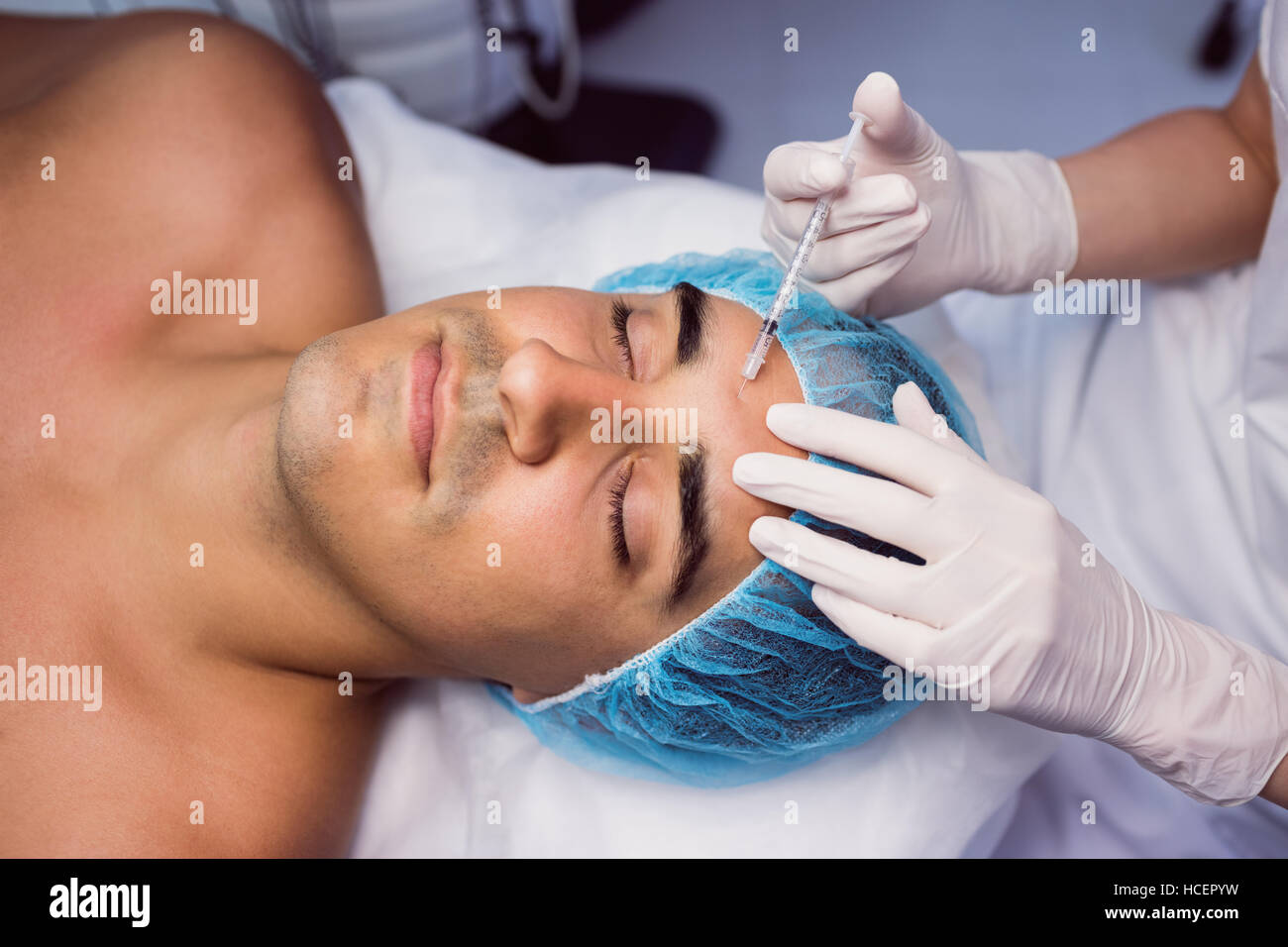 Man receiving botox injection sur son front Banque D'Images