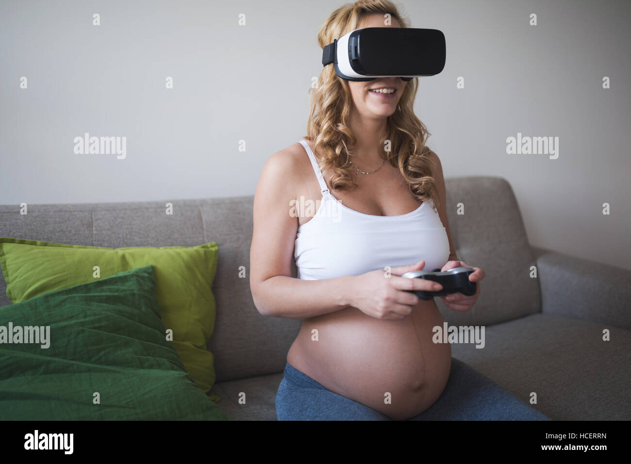 Beautiful pregnant woman enjoying VR Banque D'Images