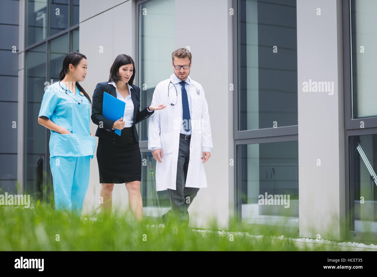 Les médecins et infirmières de l'interaction lors de la marche Banque D'Images