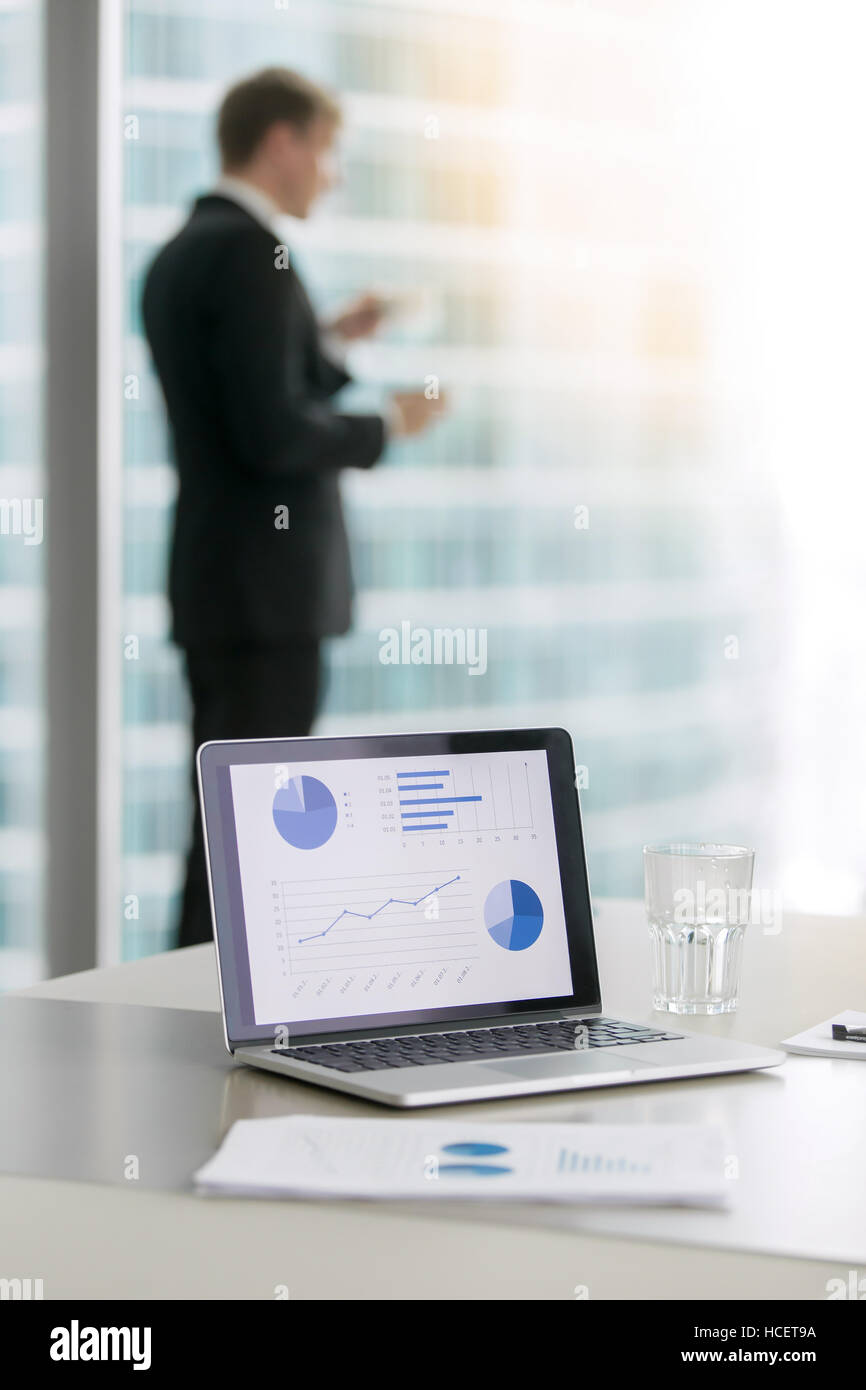 Ordinateur portable avec des diagrammes d'affaires en croissance Banque D'Images
