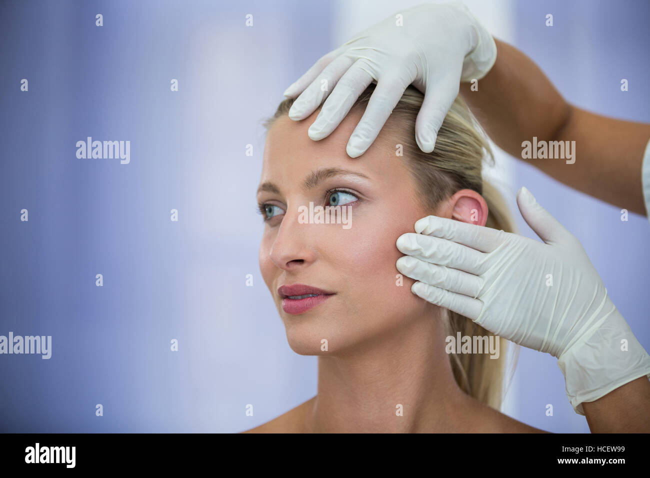 Médecin examinant les femmes font face à des traitements cosmétiques Banque D'Images