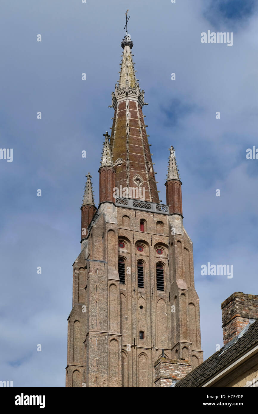 Onze-Lieve-Vrouwekerk, ou l'église Notre Dame, Bruges, Belgique. Brique rouge brique brune sur spire tower, en pierres de faîtage Banque D'Images