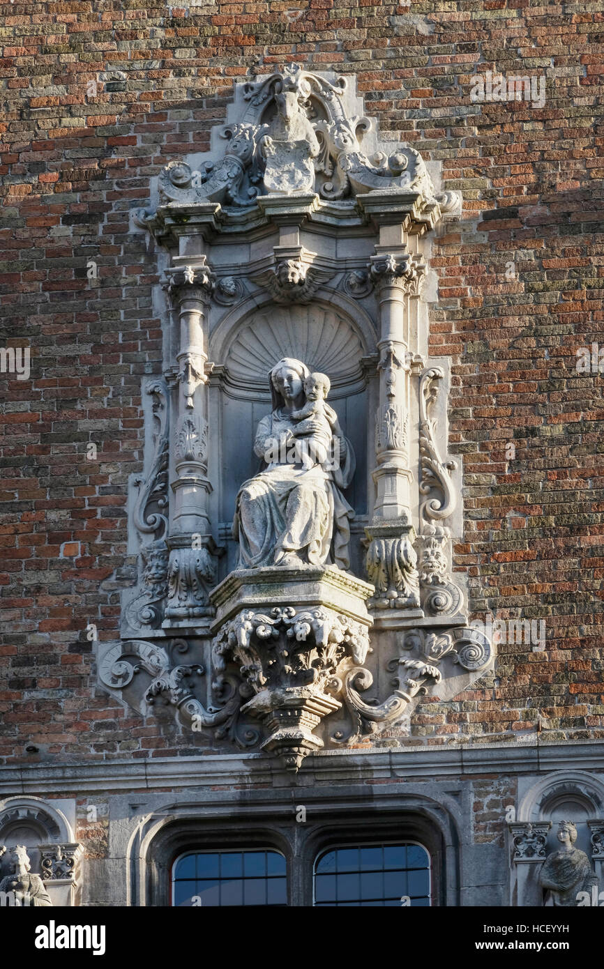 Vierge et l'enfant, sculpture Renaissance ornée sur le beffroi, ou beffroi de Bruges, en Belgique. Banque D'Images