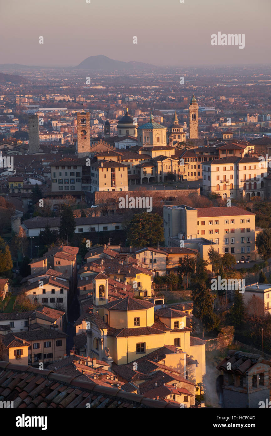 Bergame, Italie. Vue du coucher de soleil de San Vigilio. Banque D'Images