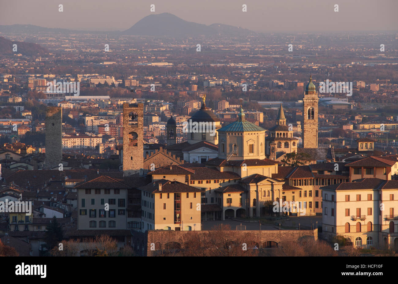 Bergame, Italie. Coucher du Soleil vue panoramique de San Vigilio. Banque D'Images