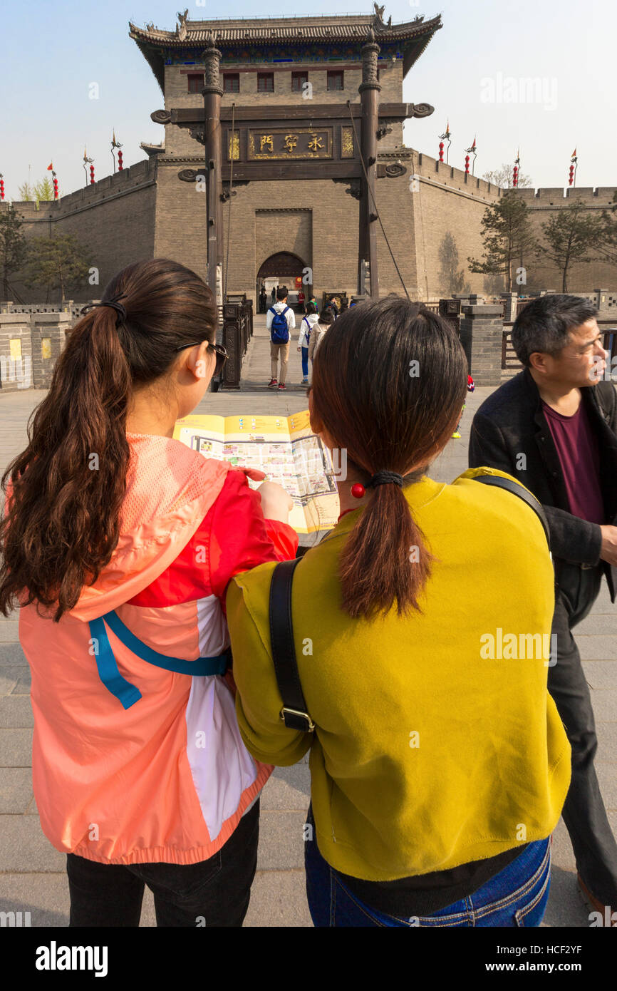 Les touristes chinois la lecture d'une carte à Xian remparts, porte de l'Orient, Shaanxi, Chine Banque D'Images