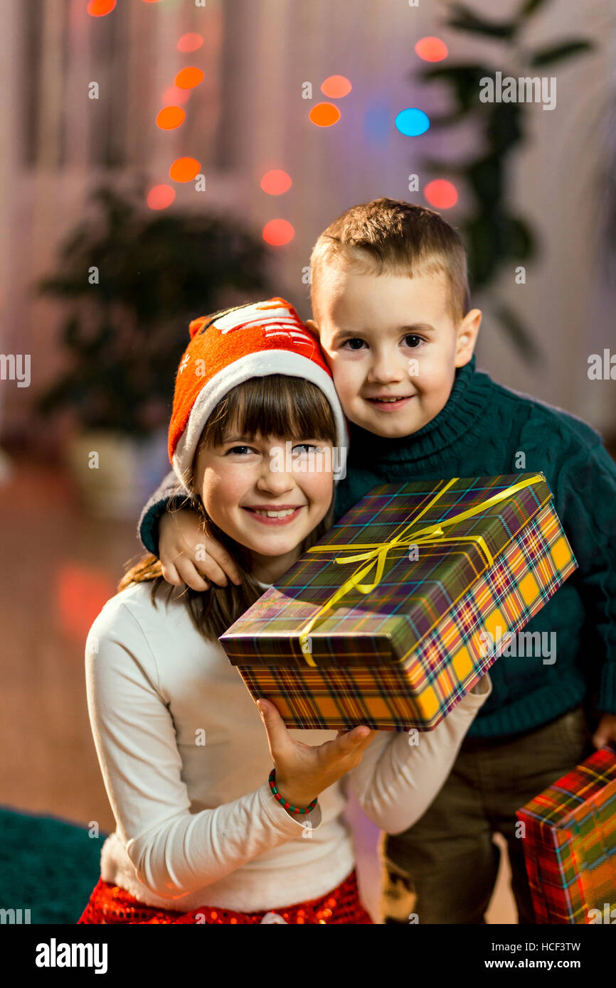 Deux enfants souriant avec boîte-cadeau Banque D'Images
